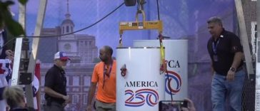 O capsulă a timpului care conţine un diamant, puţin nisip şi o previziune a viitorului realizată de AI, îngropată în Philadelphia / Ea ar urma să fie deschisă în 2276 – VIDEO