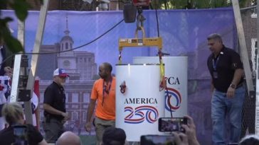O capsulă a timpului care conţine un diamant, puţin nisip şi o previziune a viitorului realizată de AI, îngropată în Philadelphia / Ea ar urma să fie deschisă în 2276 – VIDEO
