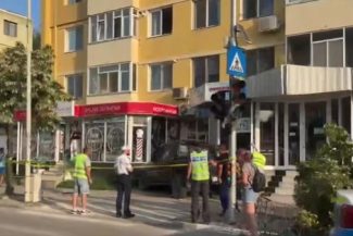 Tulcea: O femeie aflată pe o bancă a murit, după ce a fost lovită de o maşină care a intrat pe trotuar