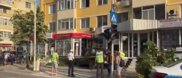 Tulcea: O femeie aflată pe o bancă a murit, după ce a fost lovită de o maşină care a intrat pe trotuar