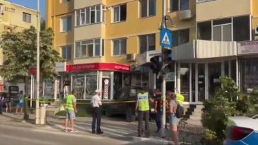 Tulcea: O femeie aflată pe o bancă a murit, după ce a fost lovită de o maşină care a intrat pe trotuar