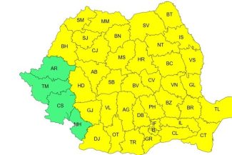 Un copac rupt de furtună a lovit o maşină, pe DN 13, în judeţul Braşov / Nu s-au înregistrat victime / Trafic afectat