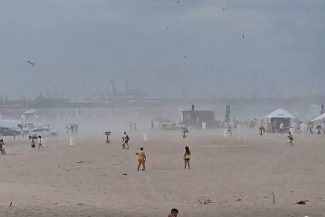 Furtună de nisip pe plajele din Eforie – Salvamarii anunţă că vântul a suflat cu putere dinspre mare şi poate crea situaţii periculoase – VIDEO