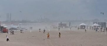 Furtună de nisip pe plajele din Eforie – Salvamarii anunţă că vântul a suflat cu putere dinspre mare şi poate crea situaţii periculoase – VIDEO