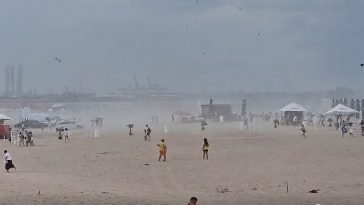 Furtună de nisip pe plajele din Eforie – Salvamarii anunţă că vântul a suflat cu putere dinspre mare şi poate crea situaţii periculoase – VIDEO