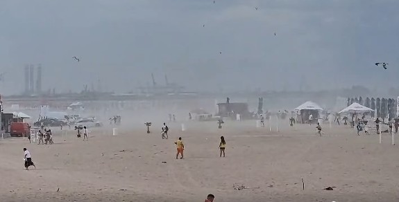 Furtună de nisip pe plajele din Eforie – Salvamarii anunţă că vântul a suflat cu putere dinspre mare şi poate crea situaţii periculoase – VIDEO
