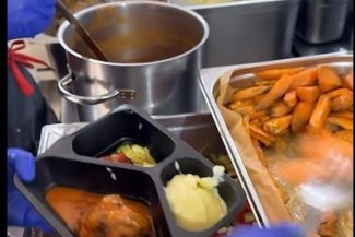 Aproape 570 de copii din Cluj-Napoca, aflaţi în situaţie de risc de excluziune şi marginalizare socială, vor mânca la Cantina Socială / 19 dintre copii au sub un an / Boc: Niciun copil nu va mai pleca flămând la culcare! – VIDEO