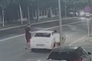 Bucureşti: Şofer de ride sharing, anchetat după ce a bătut un client, pe motiv că i-a crăpat parbrizul cu telefonul mobil. El a lovit victima cu pumnul, acesta căzând cu capul de trotuar şi având nevoie de zeci de zile de îngrijiri medicale – VIDEO