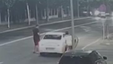 Bucureşti: Şofer de ride sharing, anchetat după ce a bătut un client, pe motiv că i-a crăpat parbrizul cu telefonul mobil. El a lovit victima cu pumnul, acesta căzând cu capul de trotuar şi având nevoie de zeci de zile de îngrijiri medicale – VIDEO