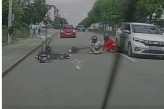 Dolj: Anchetă a poliţiştilor, după ce doi tineri cad de pe trotinetă şi unul dintre ei ajunge sub o maşină aflată în mers / Şoferul reuşeşte să frâneze la timp şi nimeni nu este rănit / Imaginile au apărut în mediul online – VIDEO