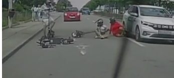Dolj: Anchetă a poliţiştilor, după ce doi tineri cad de pe trotinetă şi unul dintre ei ajunge sub o maşină aflată în mers / Şoferul reuşeşte să frâneze la timp şi nimeni nu este rănit / Imaginile au apărut în mediul online – VIDEO