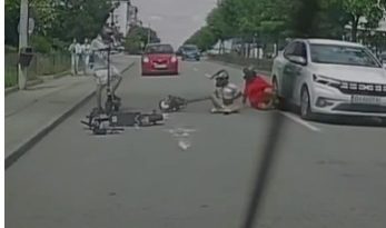 Dolj: Anchetă a poliţiştilor, după ce doi tineri cad de pe trotinetă şi unul dintre ei ajunge sub o maşină aflată în mers / Şoferul reuşeşte să frâneze la timp şi nimeni nu este rănit / Imaginile au apărut în mediul online – VIDEO