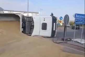 Trafic îngreunat pe Centura Bucureşti – Un camion cu cereale s-a răsturnat – VIDEO