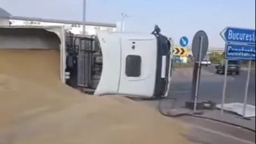 Trafic îngreunat pe Centura Bucureşti – Un camion cu cereale s-a răsturnat – VIDEO