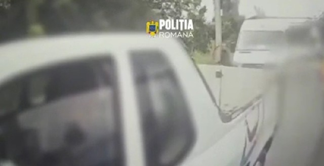 Bărbat căruia i s-a făcut rău în maşină, într-o zonă industrială greu accesibilă din Sectorul 3, salvat după coordonarea mai multor instituţii / Soţia bărbatului a sunat la 112/ Victima, găsită conştientă, dar fără posibilitatea de a comunica – VIDEO