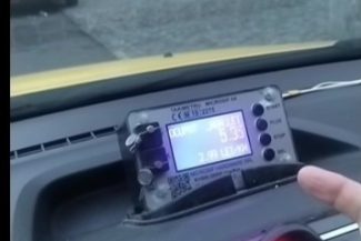Taximetrist depistat în Bucureşti în timp ce folosea un dispozitiv de tip ”maimuţă” pentru umflarea tarifului – A fost amendat şi se va cere suspendarea autorizaţiei – VIDEO