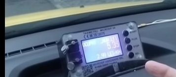 Taximetrist depistat în Bucureşti în timp ce folosea un dispozitiv de tip ”maimuţă” pentru umflarea tarifului – A fost amendat şi se va cere suspendarea autorizaţiei – VIDEO