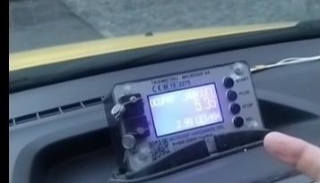 Taximetrist depistat în Bucureşti în timp ce folosea un dispozitiv de tip ”maimuţă” pentru umflarea tarifului – A fost amendat şi se va cere suspendarea autorizaţiei – VIDEO