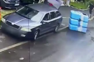 Persoane surprinse când deversau pe carosabil, în Sectorul 6, ape reziduale, cel mai probabil provenite de pe şantier / Imaginile au fost analizate de Poliţia Locală, care a identificat persoanele şi a aplicat amenzi – VIDEO