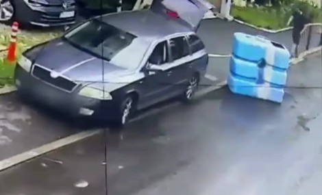 Persoane surprinse când deversau pe carosabil, în Sectorul 6, ape reziduale, cel mai probabil provenite de pe şantier / Imaginile au fost analizate de Poliţia Locală, care a identificat persoanele şi a aplicat amenzi – VIDEO