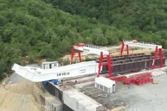 Cristian Pistol: A început lansarea tablierului metalic pe cel mai înalt viaduct de pe Autostrada Sibiu-Piteşti – 50 de metri / Tablierul cântăreşte aproximativ 4.000 de tone şi este realizat din oţel de tip Corten, care nu necesită vopsire – VIDEO