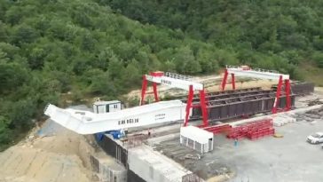 Cristian Pistol: A început lansarea tablierului metalic pe cel mai înalt viaduct de pe Autostrada Sibiu-Piteşti – 50 de metri / Tablierul cântăreşte aproximativ 4.000 de tone şi este realizat din oţel de tip Corten, care nu necesită vopsire – VIDEO