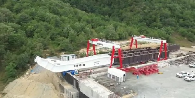 Cristian Pistol: A început lansarea tablierului metalic pe cel mai înalt viaduct de pe Autostrada Sibiu-Piteşti – 50 de metri / Tablierul cântăreşte aproximativ 4.000 de tone şi este realizat din oţel de tip Corten, care nu necesită vopsire – VIDEO