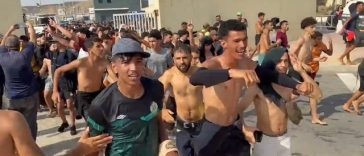 Peste 1.500 de migranţi sosesc înot în enclava spaniolă Ceuta, din Maroc. Autorităţile regionale spaniole, neputincioase, evocă o ”urgenţă umanitară şi socială absolută”