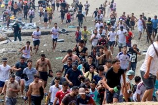„Iată ce se întâmpla sub Biden”: Casa Albă foloseşte imagini cu migranţi din Ceuta (Spania) pentru a-şi apăra politica privind imigraţia