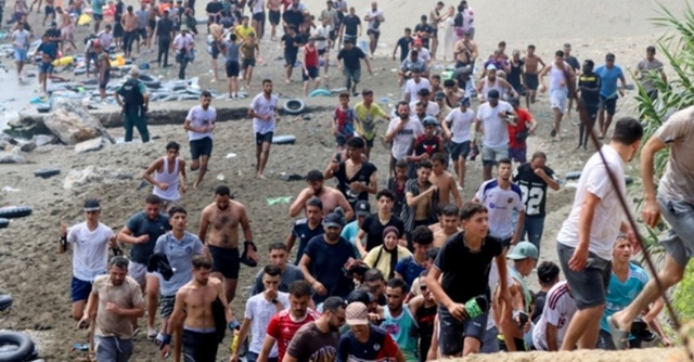 Spania trimite trupe în Ceuta după ce mii de migranţi au intrat în enclava spaniolă din Maroc. Cel puţin 15 persoane s-au înecat încercând să ajungă în Ceuta
