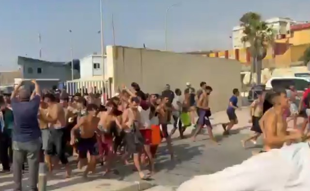 Aproape 50.000 de persoane au intrat în Ceuta în 24 de ore, ceea ce reprezintă mai mult de jumătate din populaţia oraşului. Extrema dreaptă din Franţa şi Italia cere reinstituirea controlului la graniţe