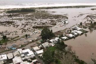 Bilanţul furtunii violente din Chile creşte la zece morţi şi 100.000 de persoane izolate. Preşedintele chilian José Antonio Kast declară starea de catastrofă şi mobilizează armata în operaţiuni
