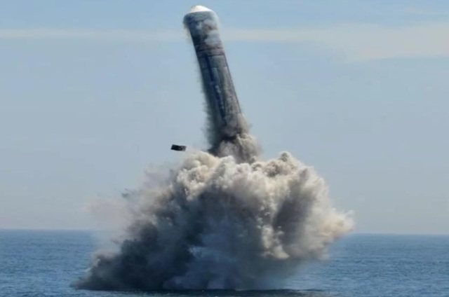 Marina chineză anunţă că a efectuat un tir de rachetă balistică intercontinentală fără ogivă nucleară de la bordul unui submarin strategic nuclear. Exerciţii navale comune cu Rusia în largul portului Qingdao. Australia avertizează împotriva riscului unei