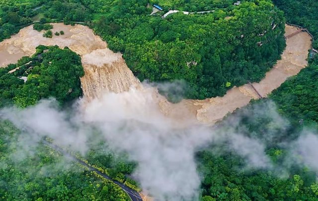 China se pregăteşte pentru ploi torenţiale pe măsură ce furtuna tropicală Noul, al treilea ciclon tropical din această lună, se apropie