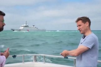 Un interviu al unui deputat britanic conservator, Chris Philp, pe tema migraţiei ilegale, la bordul unei nave de pescuit, la Canalul Mânecii, întrerupt de tiruri cu gloanţe reale de pe o navă militară franceză, PSP Flamant. El pleda în favoarea unei ieşir