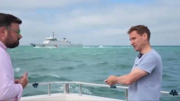 Un interviu al unui deputat britanic conservator, Chris Philp, pe tema migraţiei ilegale, la bordul unei nave de pescuit, la Canalul Mânecii, întrerupt de tiruri cu gloanţe reale de pe o navă militară franceză, PSP Flamant. El pleda în favoarea unei ieşir