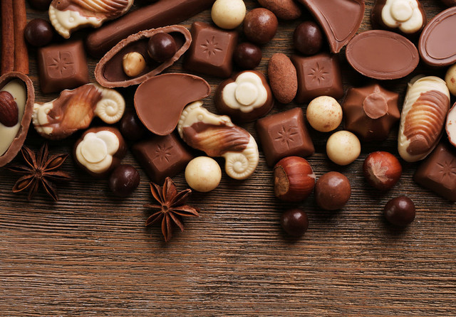 Preţul boabelor de cacao scade, dar ciocolata rămâne scumpă, iar producătorii încearcă să recâştige consumatorii