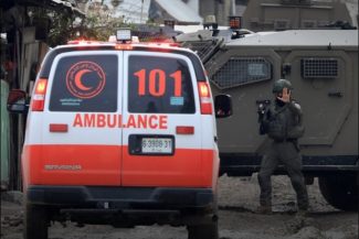 O femeie îşi pierde sarcina într-o ambulanţă, blocată de către militari israelieni, în Cisiordania ocupată