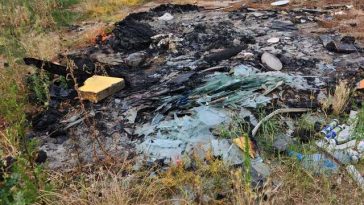 Comisarii Gărzii de Mediu Cluj au sesizat Parchetul după ce deşeuri, unele arse şi îngropate, au fost găsite pe un teren din comuna Mihai Viteazu. „Deşeurile nu dispar dacă sunt arse sau îngropate”, transmit comisarii de mediu