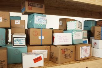 Curier acuzat că şi-a însuşit bunurile din coletele pe care trebuia să le livreze unor clienţi/ Bărbatul a avut doi complici, unul dintre aceştia fiind suspectat de proxenetism/ Percheziţii în Bucureşti şi Ialomiţa – VIDEO