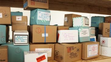 Curier acuzat că şi-a însuşit bunurile din coletele pe care trebuia să le livreze unor clienţi/ Bărbatul a avut doi complici, unul dintre aceştia fiind suspectat de proxenetism/ Percheziţii în Bucureşti şi Ialomiţa – VIDEO