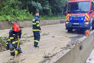 DN1 este blocat în judeţul Prahova din cauza acumulărilor de apă de pe şosea, în urma ploilor torenţiale – FOTO, VIDEO