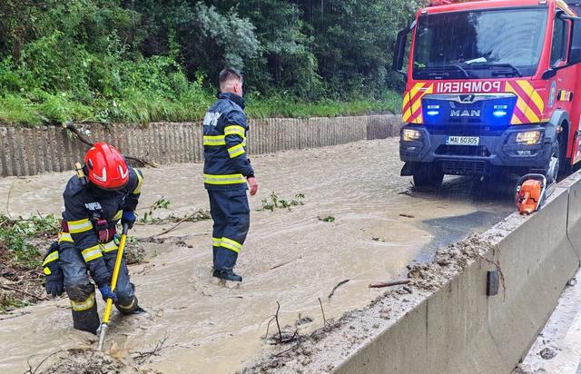 DN1 este blocat în judeţul Prahova din cauza acumulărilor de apă de pe şosea, în urma ploilor torenţiale – FOTO, VIDEO