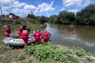 Mureş: Doi copii care ar fi căzut în râul Mureş, la Cipău, căutaţi de pompieri/ Un elicopter SMURD survolează zona pentru a sprijini căutările