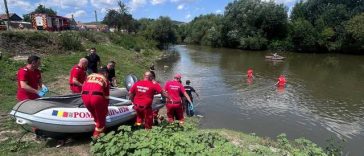 Mureş: Doi copii care ar fi căzut în râul Mureş, la Cipău, căutaţi de pompieri/ Un elicopter SMURD survolează zona pentru a sprijini căutările