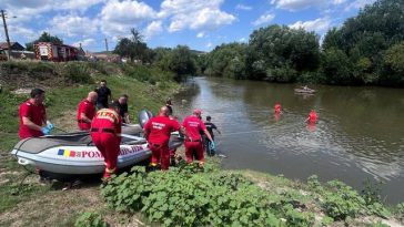 Mureş: Doi copii care ar fi căzut în râul Mureş, la Cipău, căutaţi de pompieri/ Un elicopter SMURD survolează zona pentru a sprijini căutările