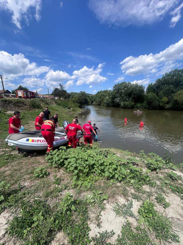 Mureş: Doi copii care ar fi căzut în râul Mureş, la Cipău, căutaţi de pompieri/ Un elicopter SMURD survolează zona pentru a sprijini căutările