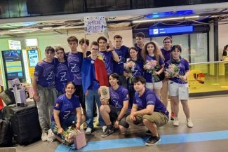 Performanţă de elită pentru echipa de robotică Zenith, de la Colegiul Naţional „Grigore Moisil” din Capitală/ Membrii echipei au obţinut locul II la categoria Inspire a unei competiţii de profil de la Istanbul – FOTO