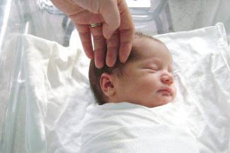Extinderea screeningului neonatal la 19 boli, în aşteptare, în lipsa unui Guvern cu puteri depline. România încă testează bebeluşii la naştere pentru 3 afecţiuni, în timp ce în alte state sunt testate zeci de boli