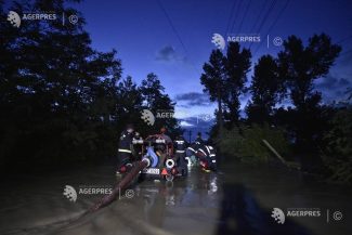 Prahova: Apa din albia pârâului Jepi din Bușteni – evacuată cu o motopompă pentru a evita inundațiile
